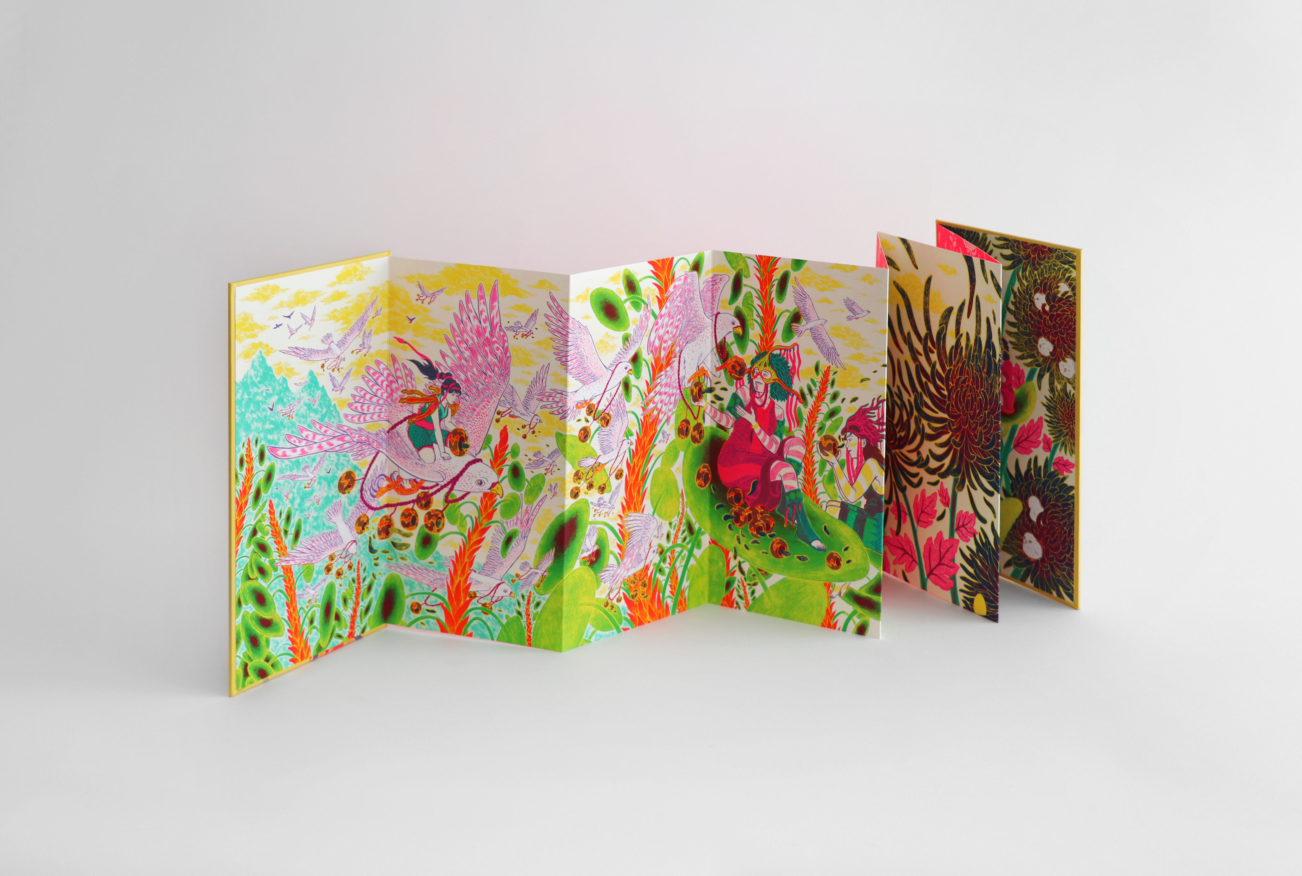 Leporello ouvert en accordéon, révélant une illustration panoramique imprimée en 6 couleurs sur papier ivoire.