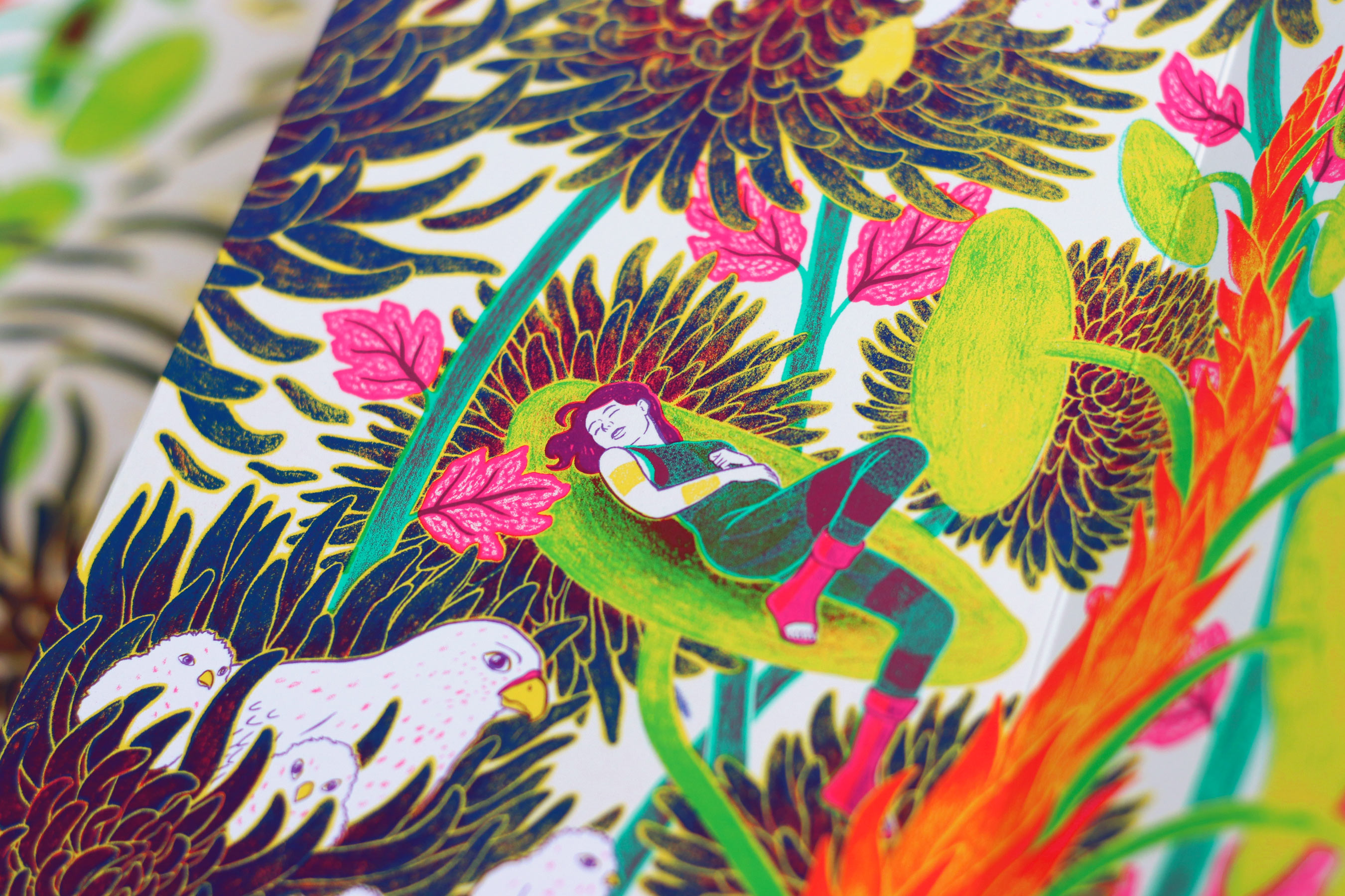 Femme endormie allongée sur une grande feuille, entouré d’oiseaux et de fleurs dessinées.