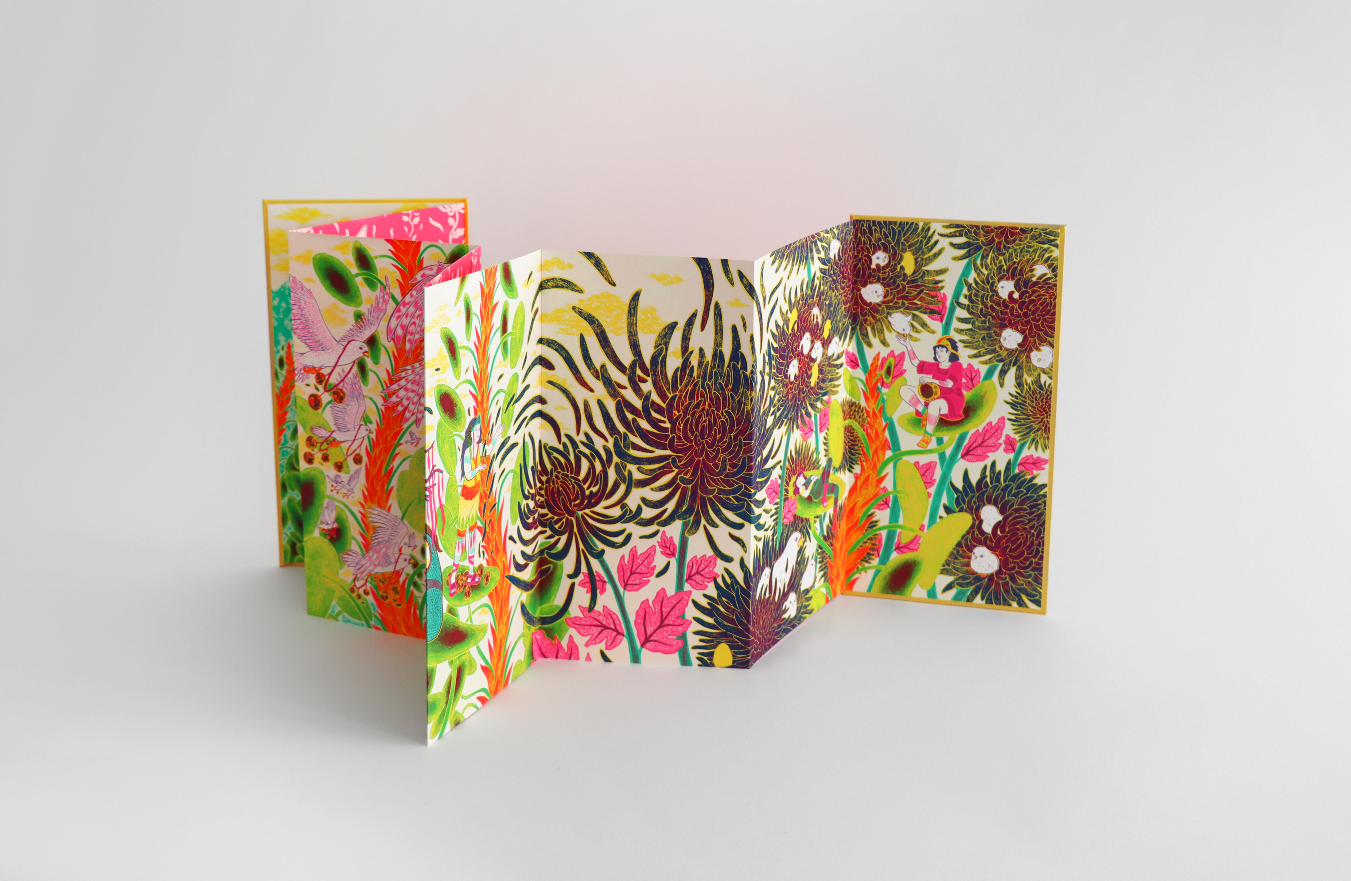 Vue de la fin du leporello déplié, montrant des fleurs denses et des personnages parmi la végétation.