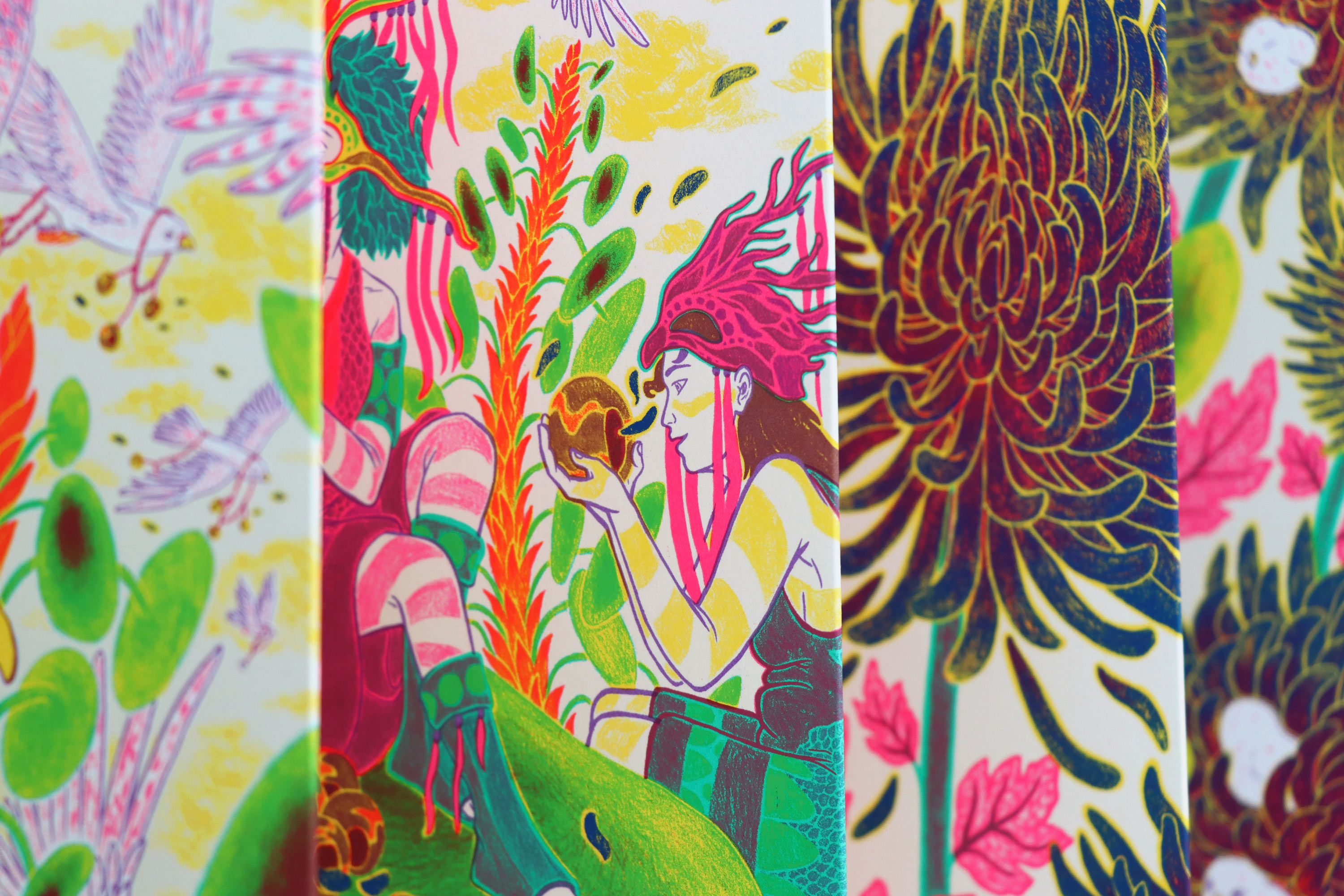 Zoom sur un personnage assis tenant un fruit, entouré de feuillages colorés et de formes florales.