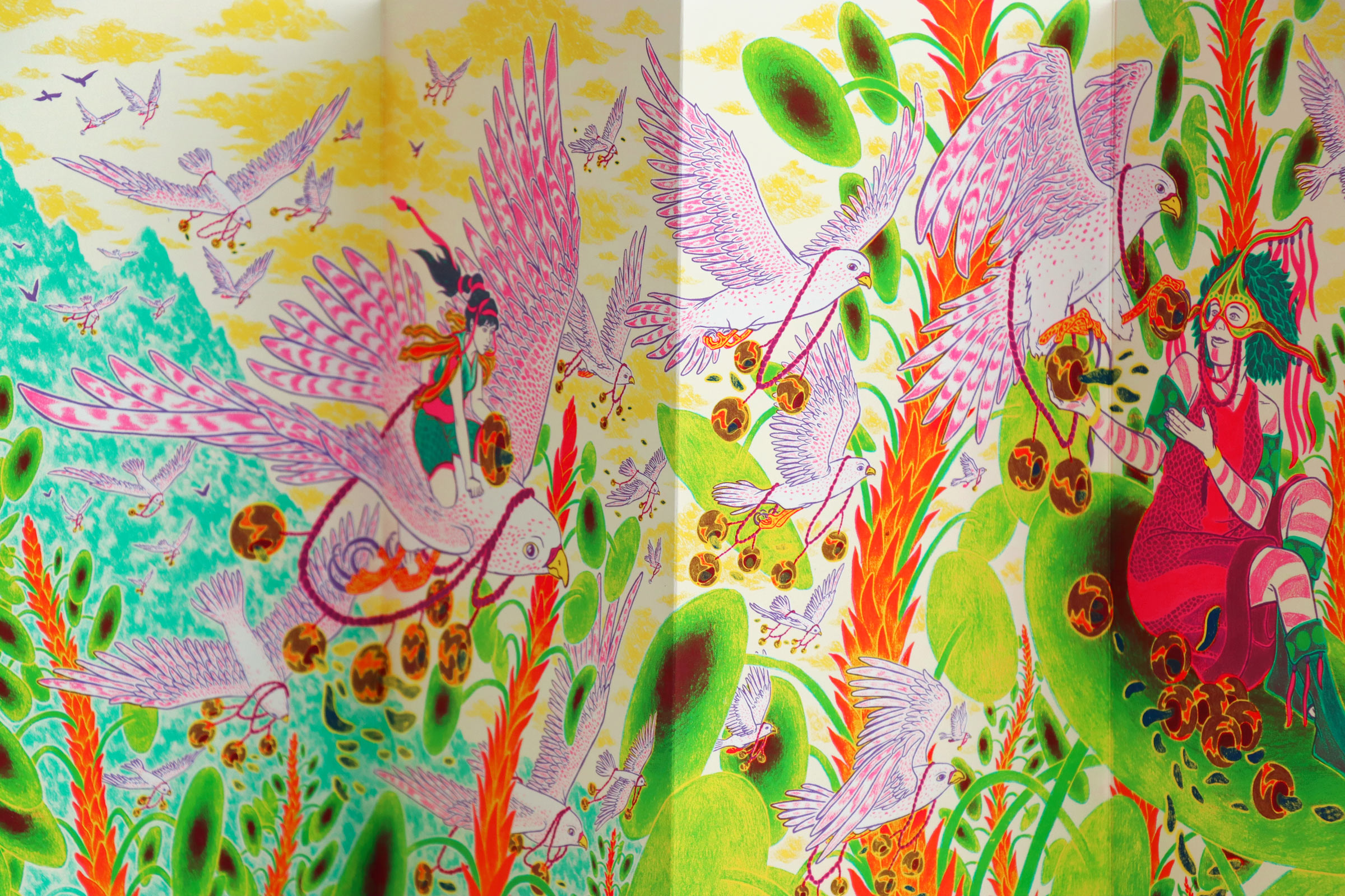 Détail des oiseaux en vol et les personnages qui les accompagnent, dans un paysage dense de végétation colorée.