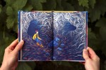 Charlie découvre une cavité souterraine tapissée de filaments blancs, marquant le début de son exploration du monde invisible sous nos pieds.