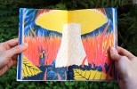 Charlie, devenue minuscule, fait face au cèpe immense, au cœur d’une végétation qui lui semble désormais gigantesque.