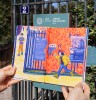 Charlie passe devant l’entrée du Jardin des Plantes, absorbée par ses pensées sur l’environnement.