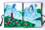 Illustration aux crayons de couleur sur carnet ouvert : deux figures féminines flottent sous forme de nuages au-dessus d’un paysage avec une pagode rouge.