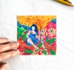 Photo d’une illustration colorée : une femme assise sur une branche tient un bâton, avec en arrière-plan un hibou qui nous regarde, réalisée aux crayons de couleur.